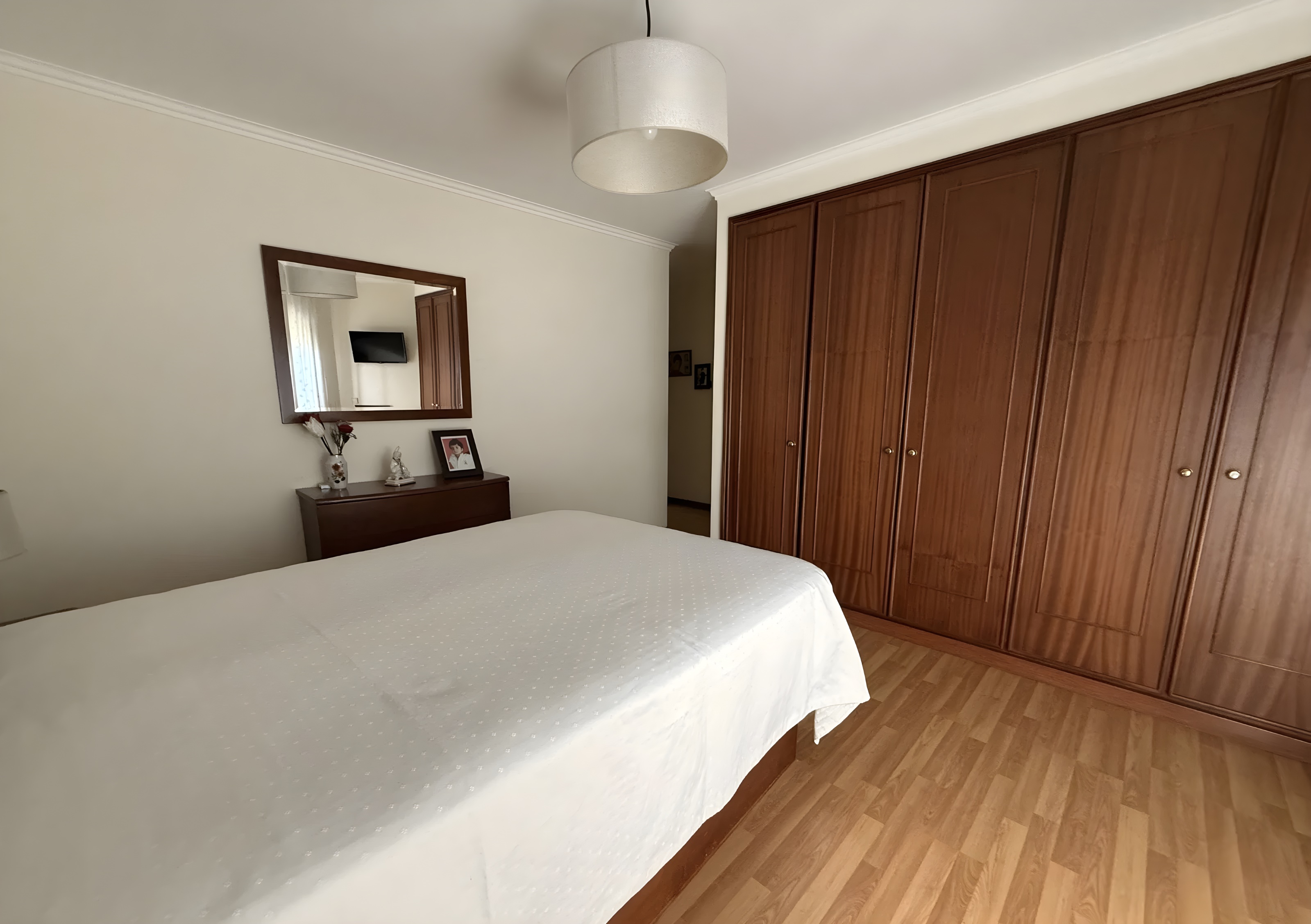 Apartamento T2 renovado na Madalena com garagem e arrumos — miniatura 31