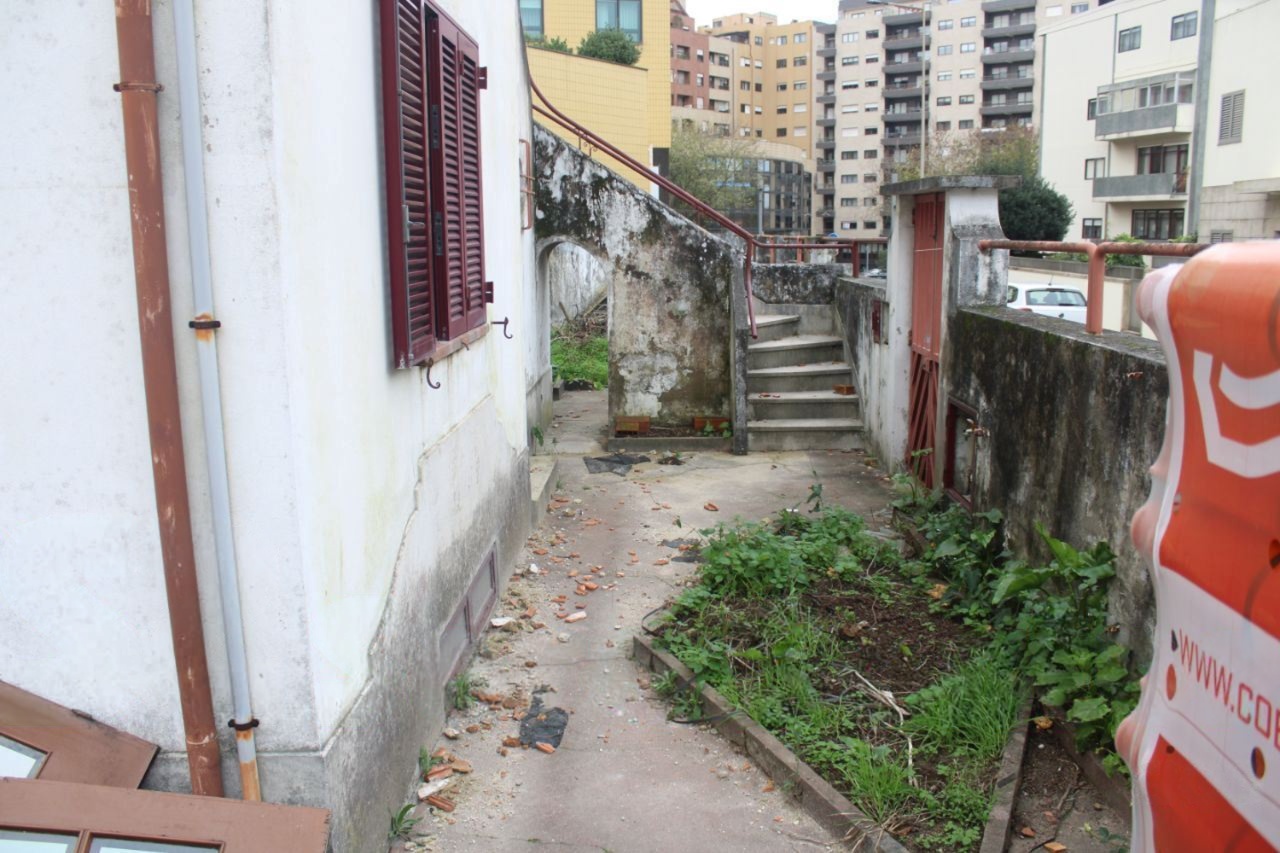 Moradia T6 com garagem e jardim para recuperar em Mafamude — miniatura 5