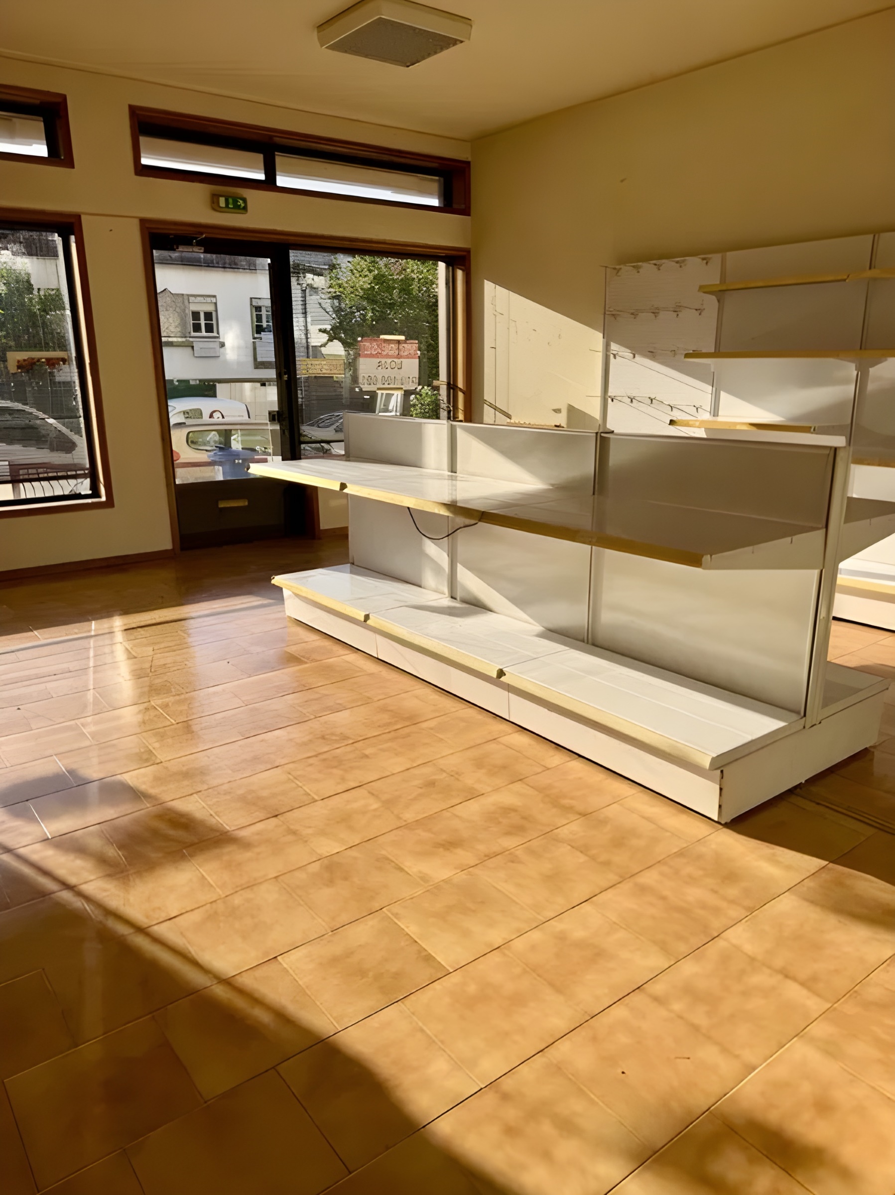 Estabelecimento comercial com 2 pisos e possibilidade de divisão — miniatura 2