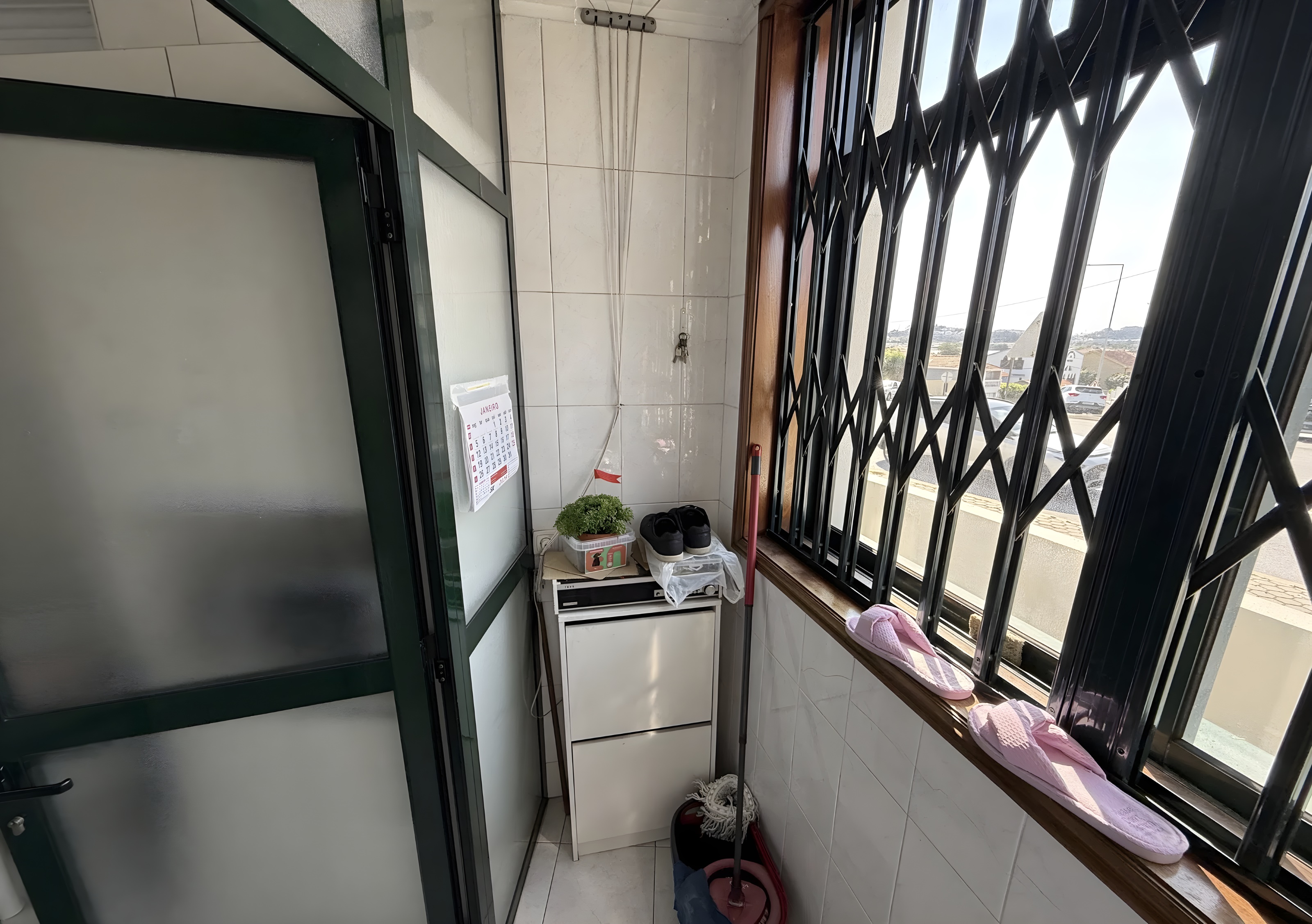 Apartamento T2 renovado na Madalena com garagem e arrumos — miniatura 14