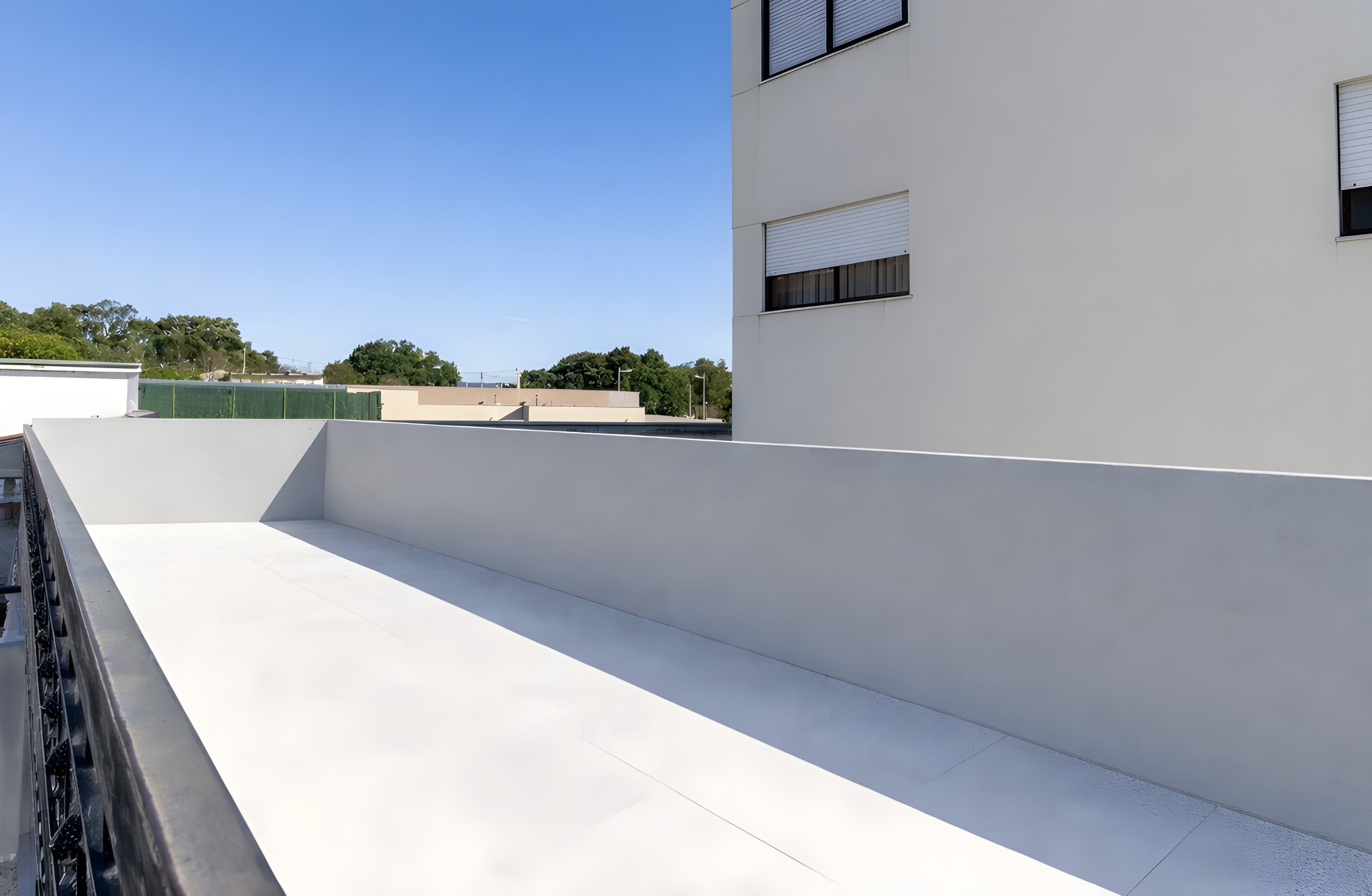 Moradia T4+1 de 3 frentes com jardim e garagem para 4 viaturas — miniatura 7