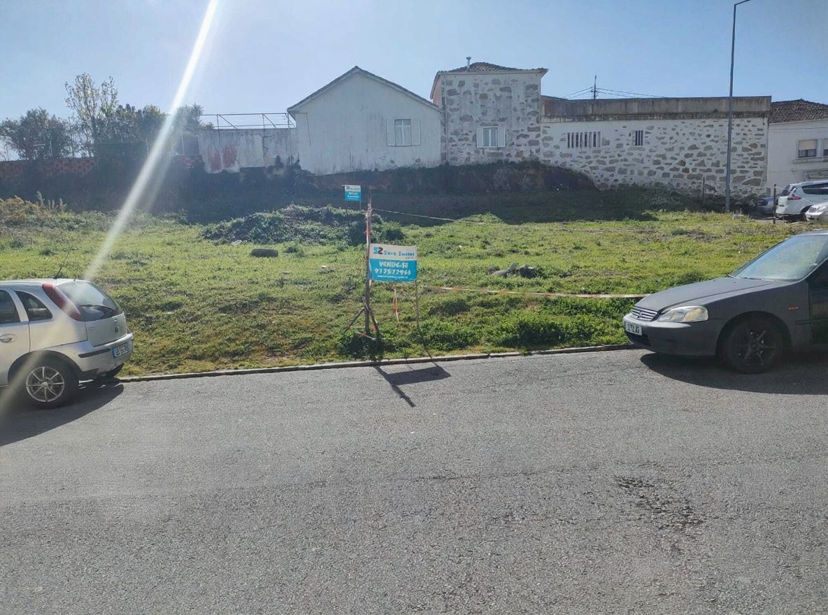 Terreno para construção de moradia de 3 frentes — miniatura 6