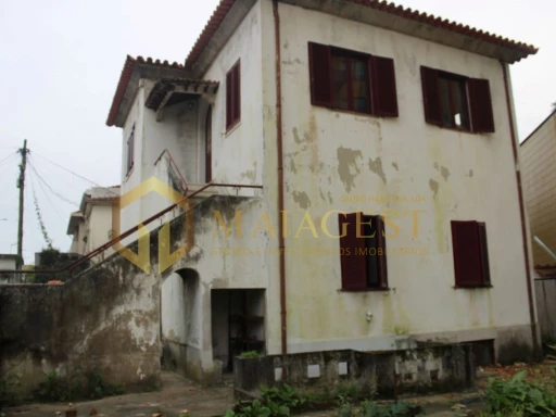 Moradia T6 com garagem e jardim para recuperar em Mafamude