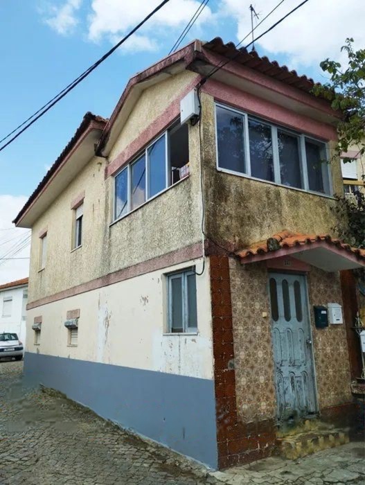 Moradia para recuperar com projeto de transformação em Serzedo — miniatura 5