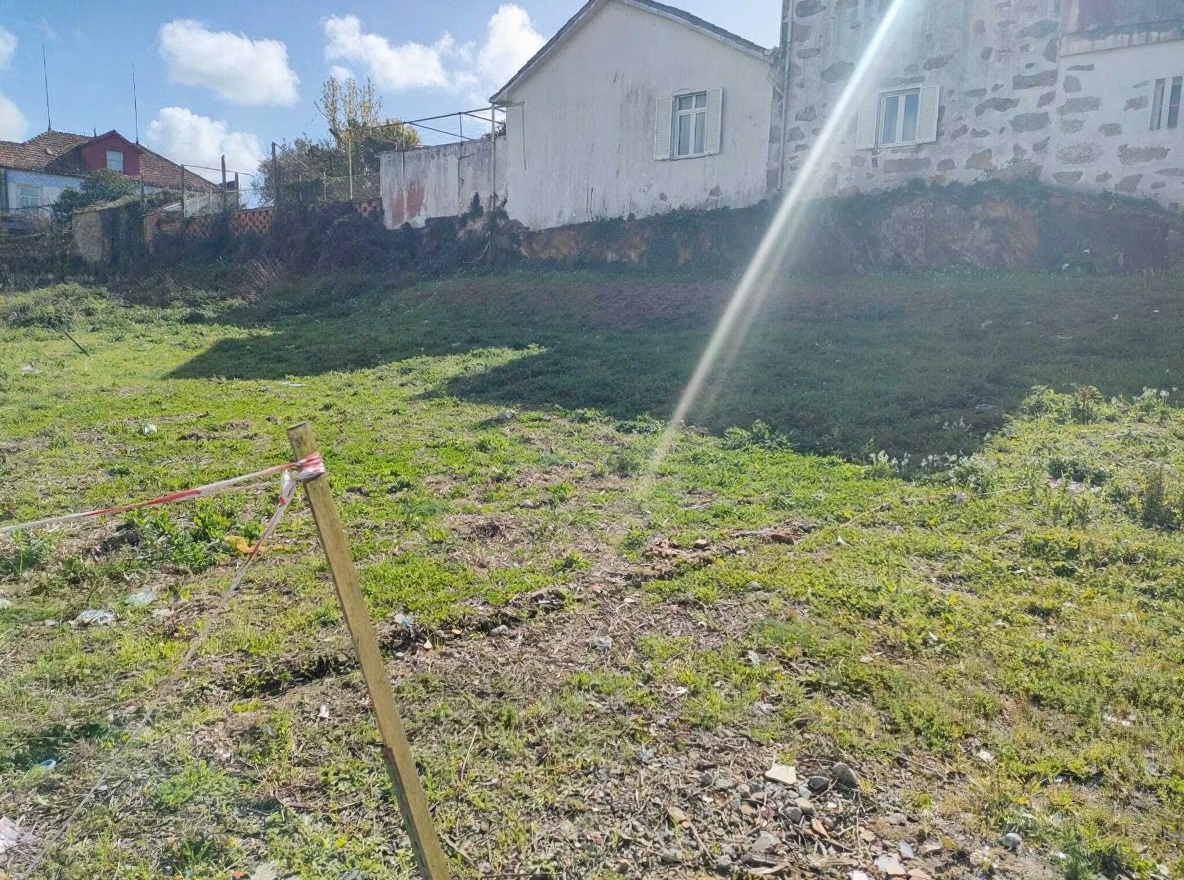 Terreno para construção de moradia de 3 frentes — miniatura 3