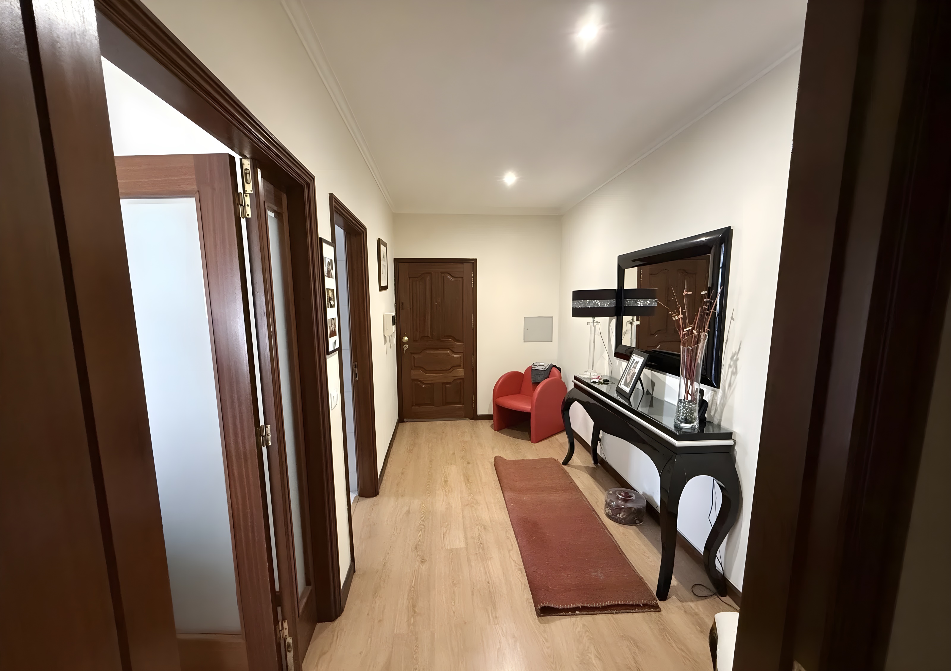 Apartamento T2 renovado na Madalena com garagem e arrumos — miniatura 2
