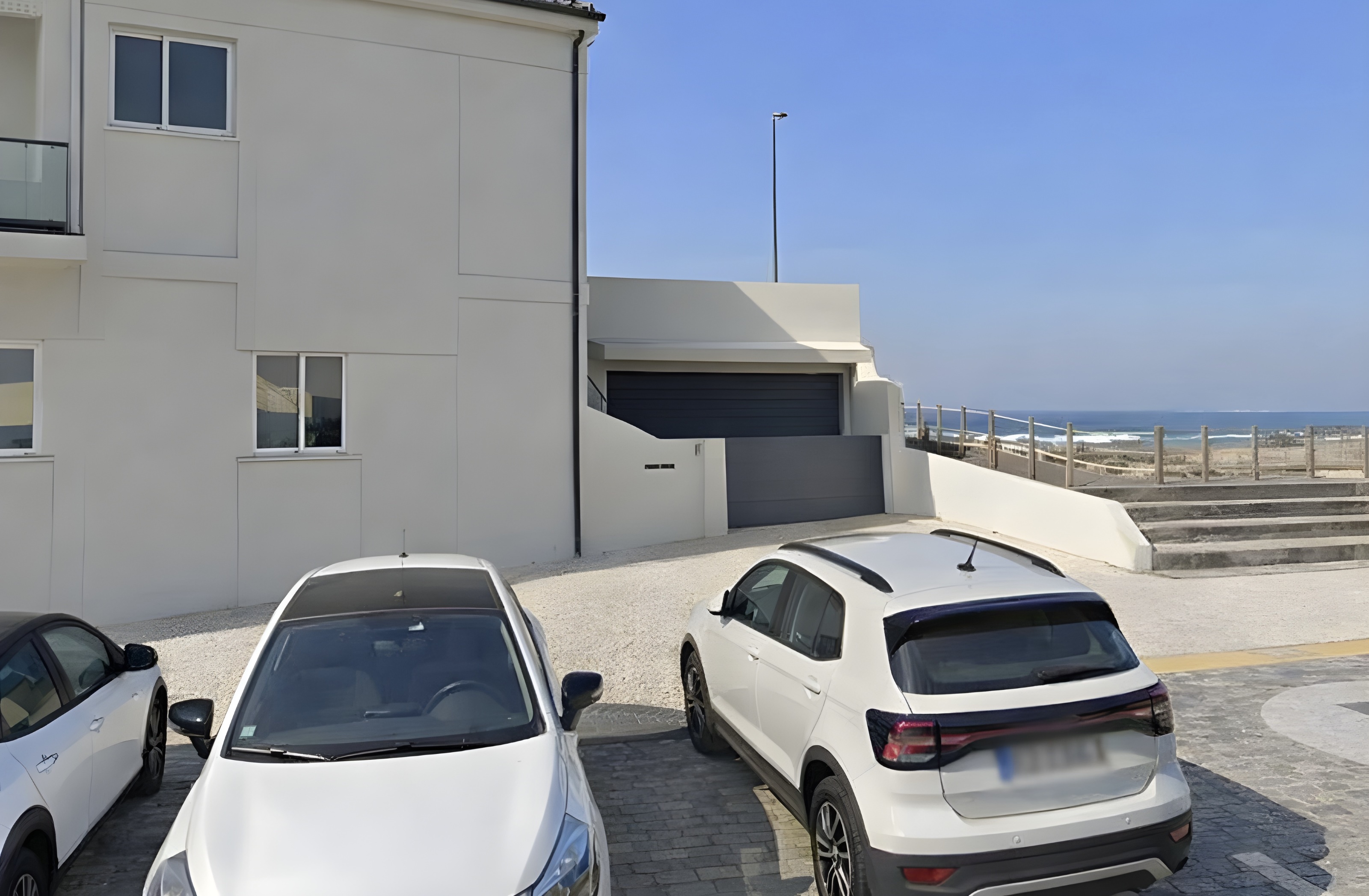 T2 remodelado e mobilado na primeira linha Mar em Angeiras — miniatura 11