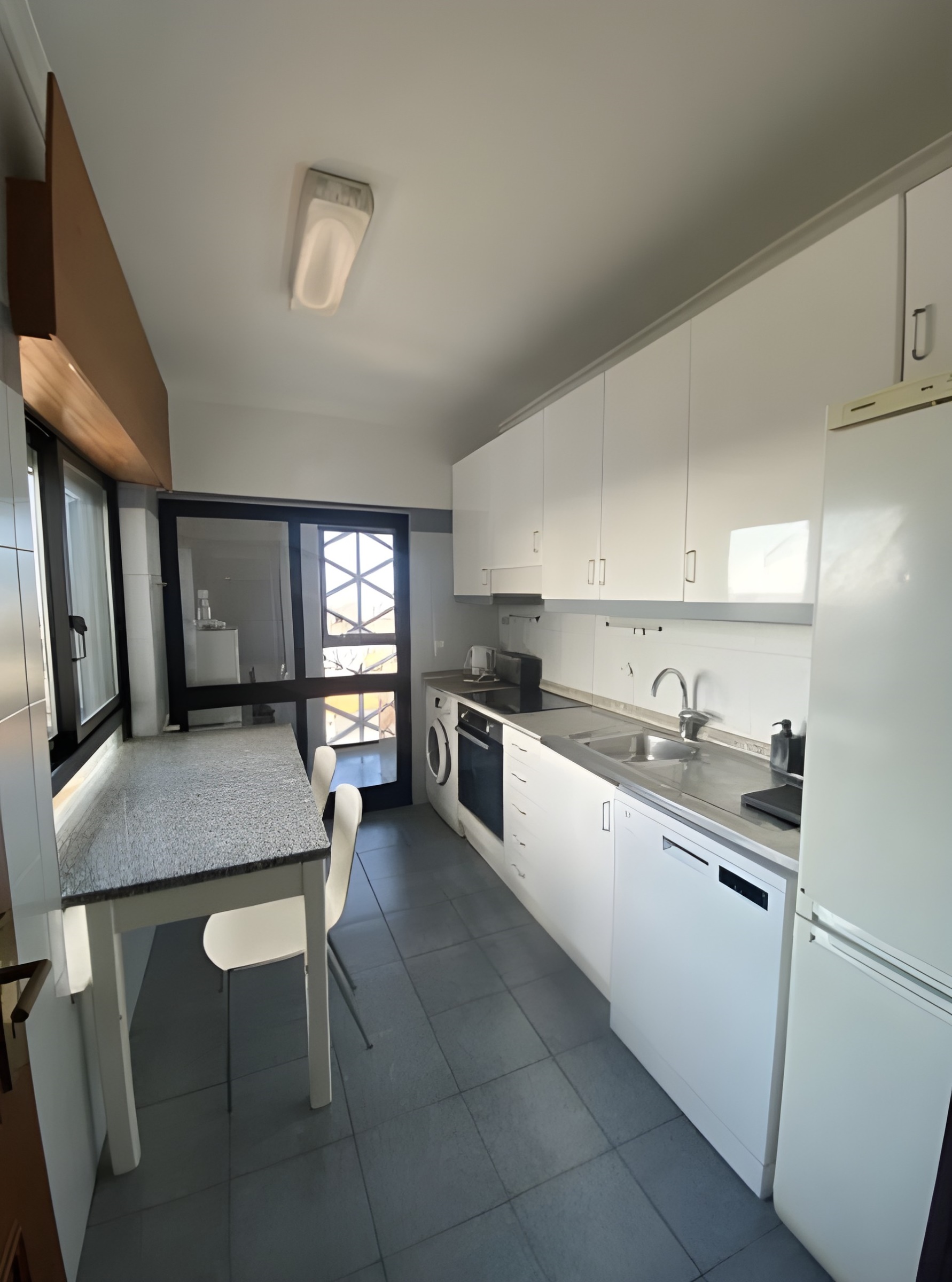 Apartamento T3 em condomínio privado junto ao metro de Carolina Michaelis — miniatura 7