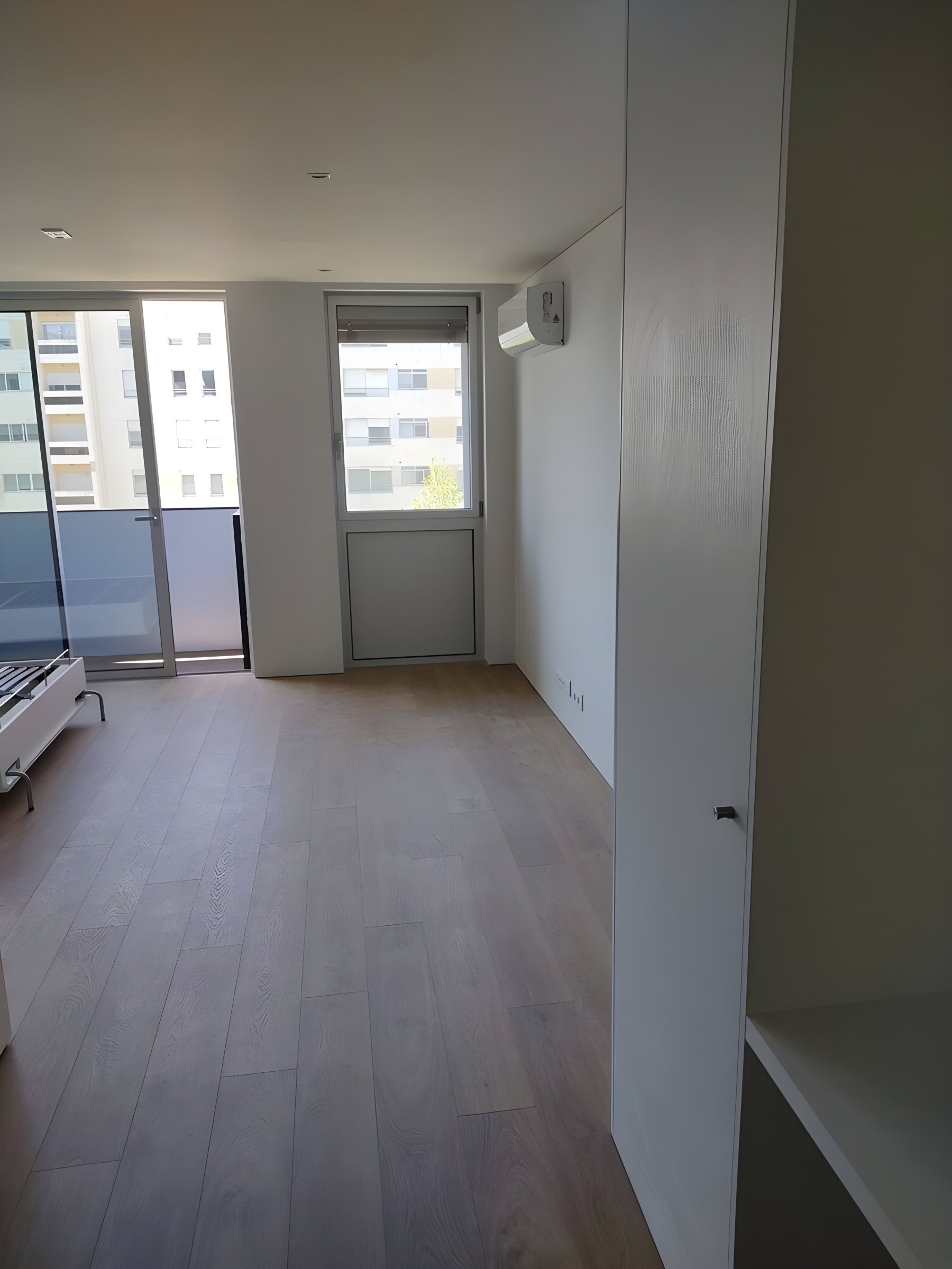 Apartamento T0 de luxo com varanda e garagem no edifício Evolution — miniatura 6