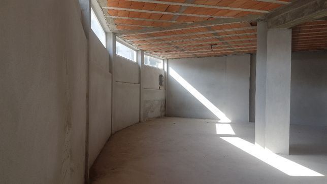 Loja em sub-cave elevada com luz natural — miniatura 2