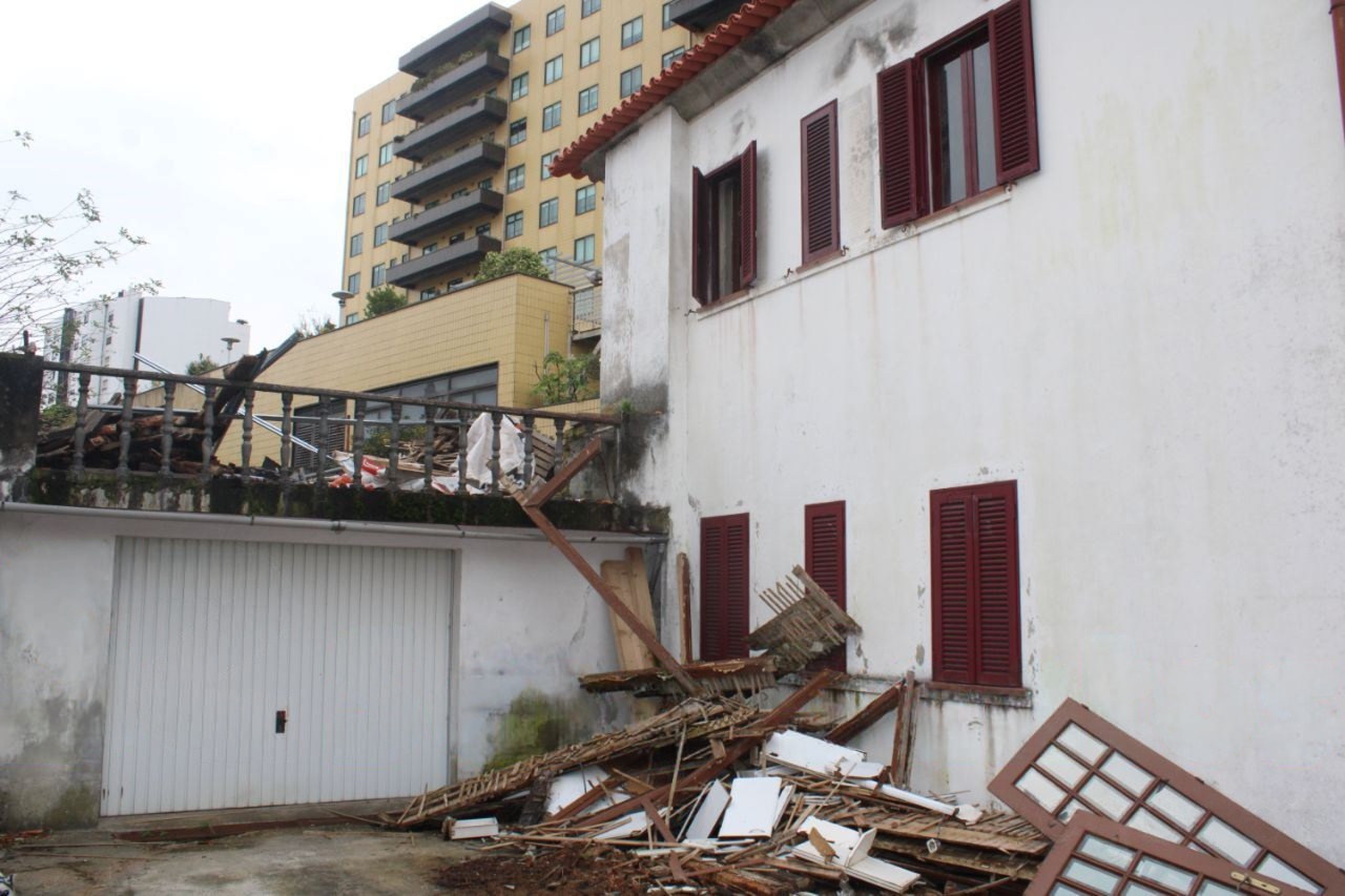 Moradia T6 com garagem e jardim para recuperar em Mafamude — miniatura 4
