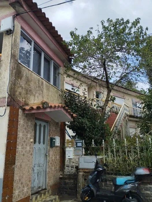 Moradia para recuperar com projeto de transformação em Serzedo — miniatura 2
