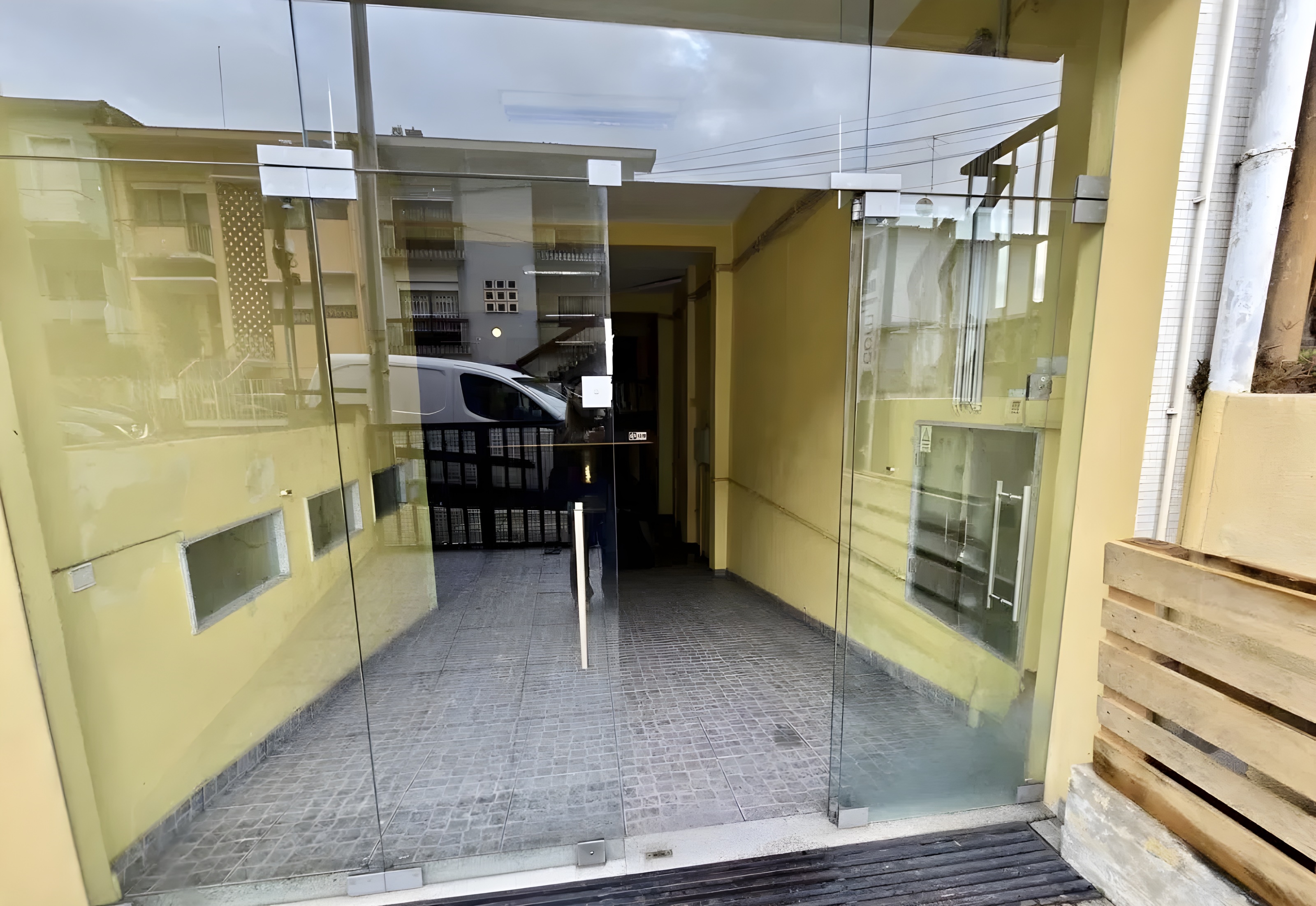 Loja e armazém no Porto ideal para stand automóvel ou comércio — miniatura 8