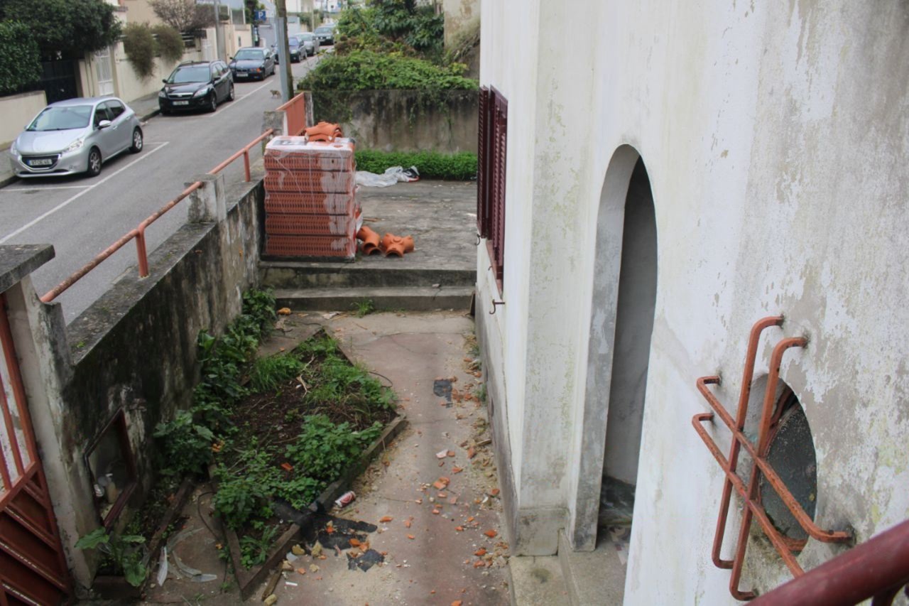 Moradia T6 com garagem e jardim para recuperar em Mafamude — miniatura 3
