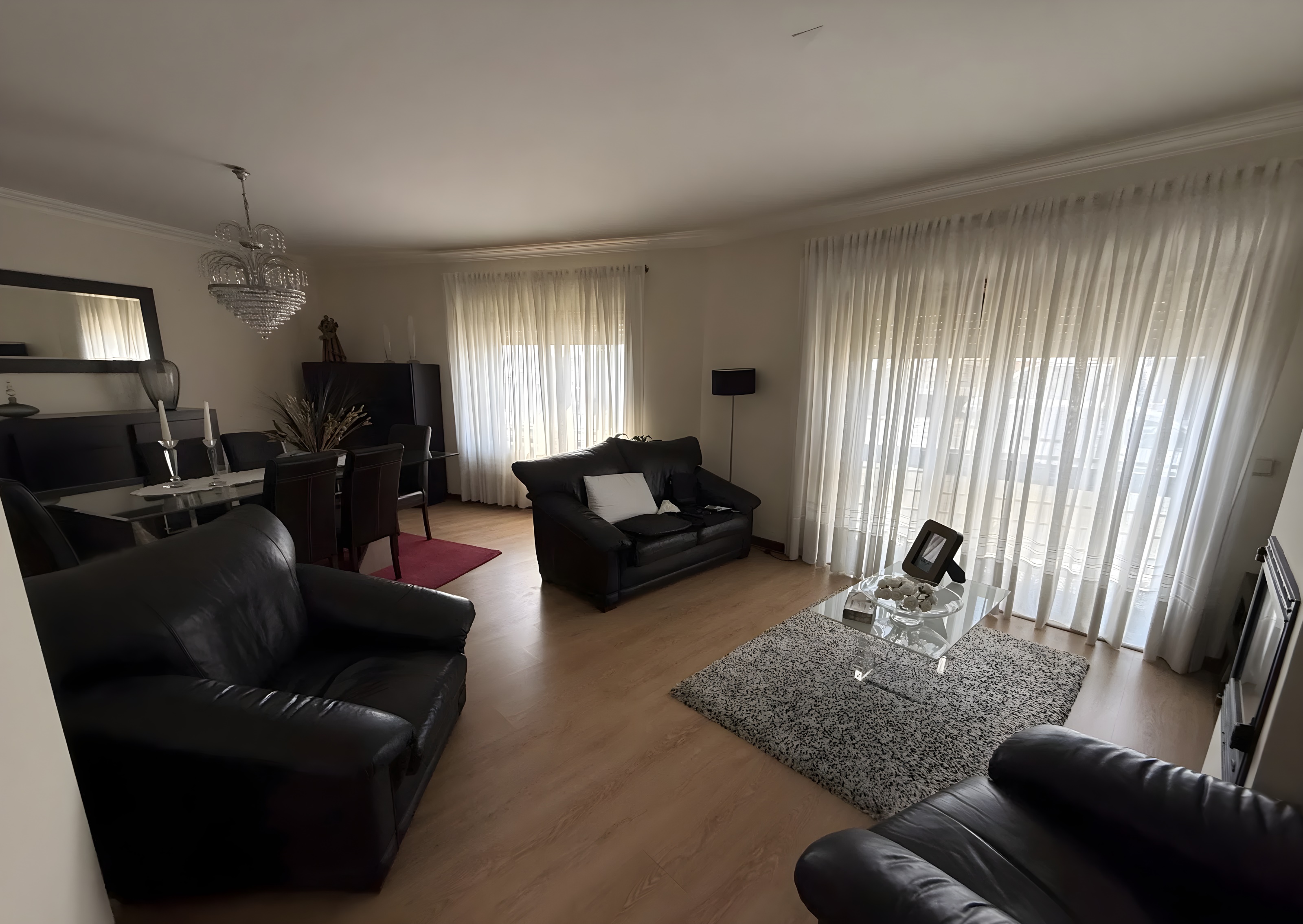 Apartamento T2 renovado na Madalena com garagem e arrumos