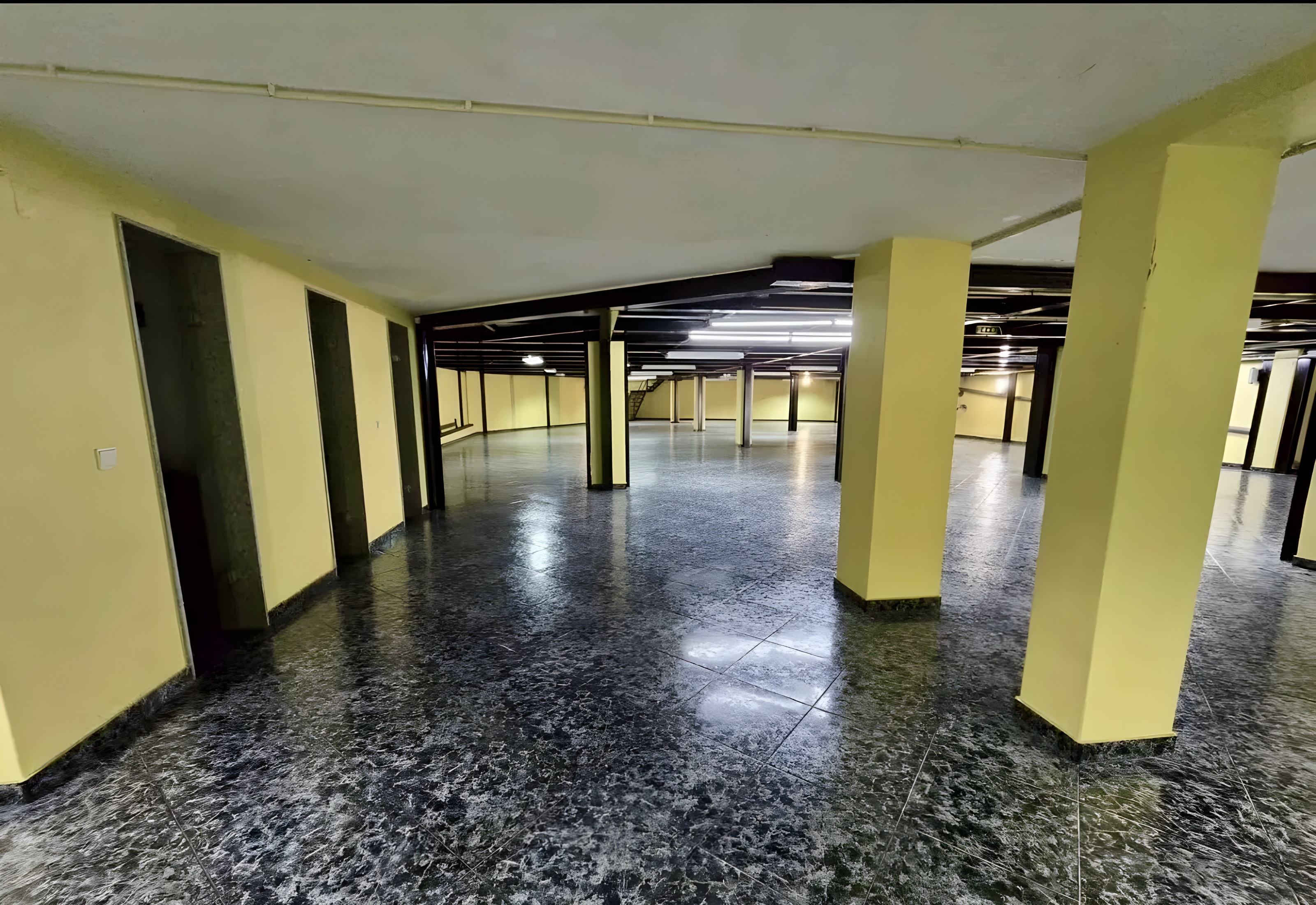 Loja e armazém no Porto ideal para stand automóvel ou comércio — miniatura 7