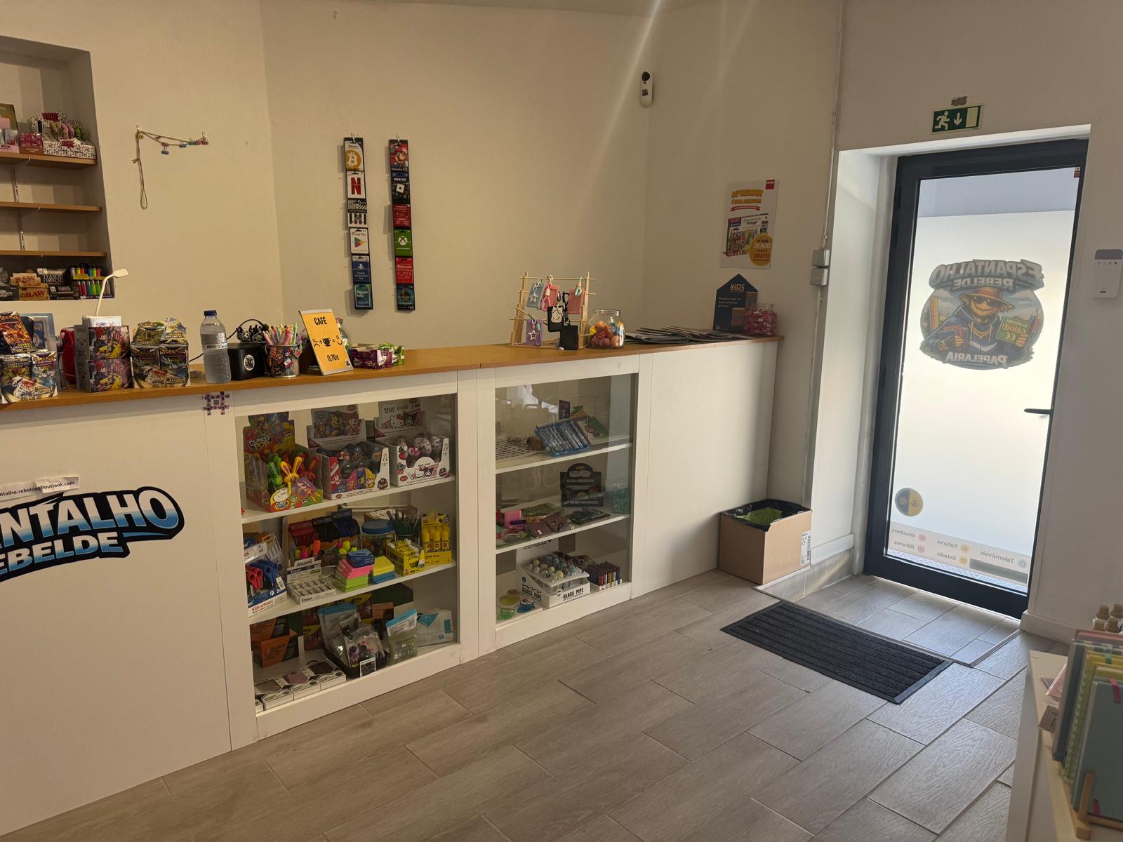 Loja de Tabaqueira e artigos Escoráres com excelente localização — miniatura 6