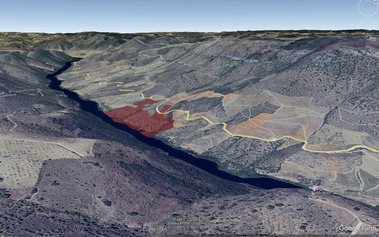 Quinta de 15 hectares com 800 metros de frente ao Rio no Douro — miniatura 9
