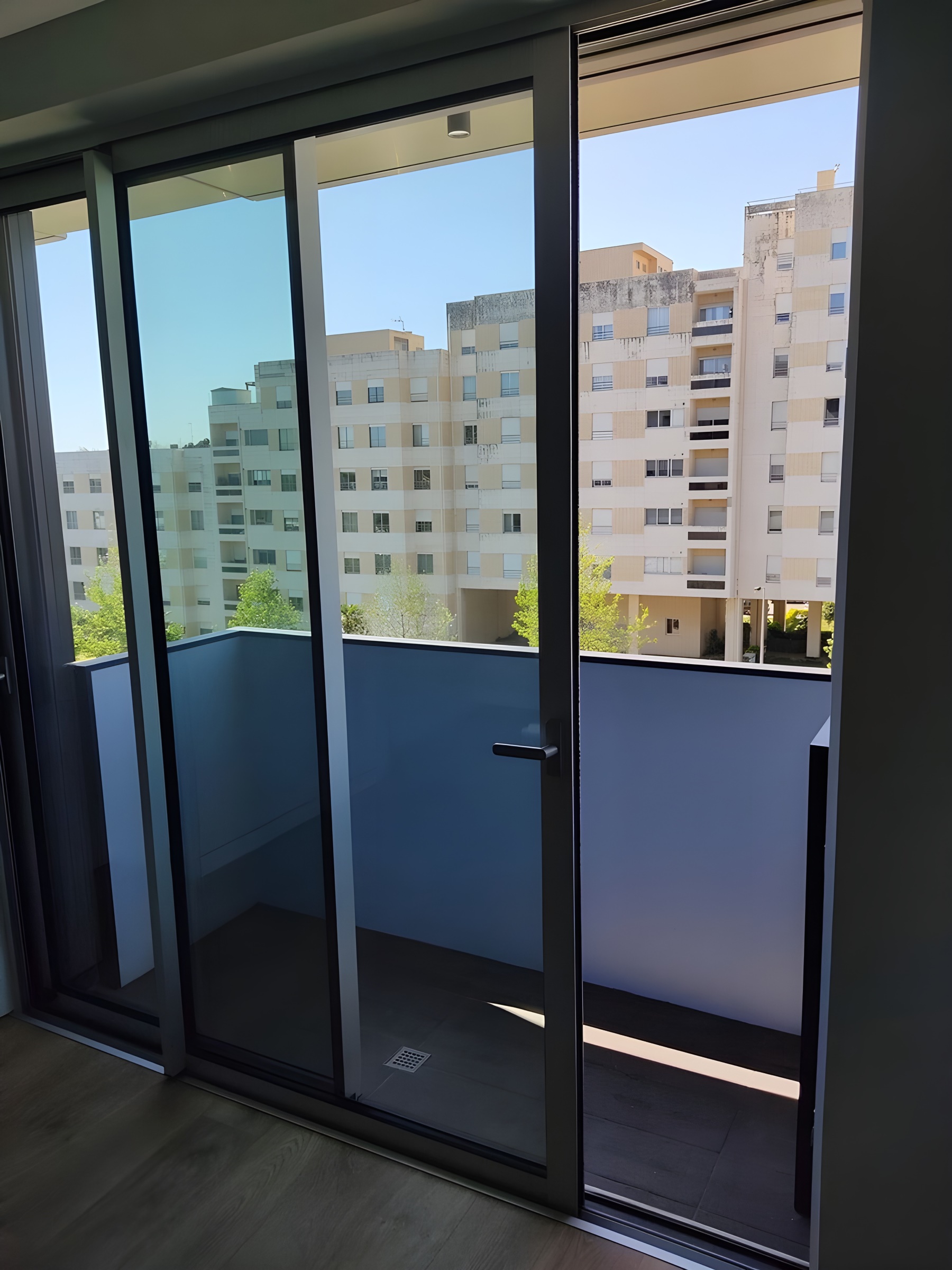 Apartamento T0 de luxo com varanda e garagem no edifício Evolution — miniatura 7