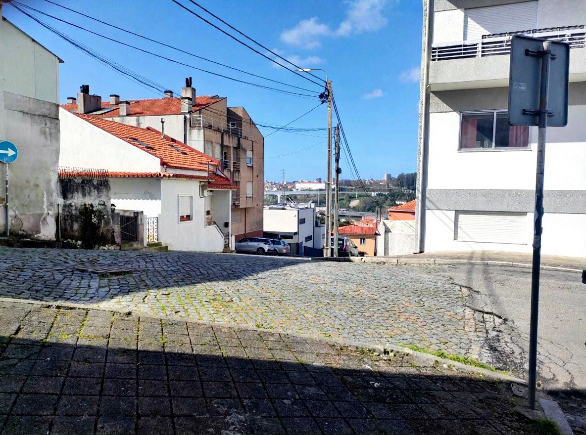 Terreno para construção de moradia de 3 frentes — miniatura 7