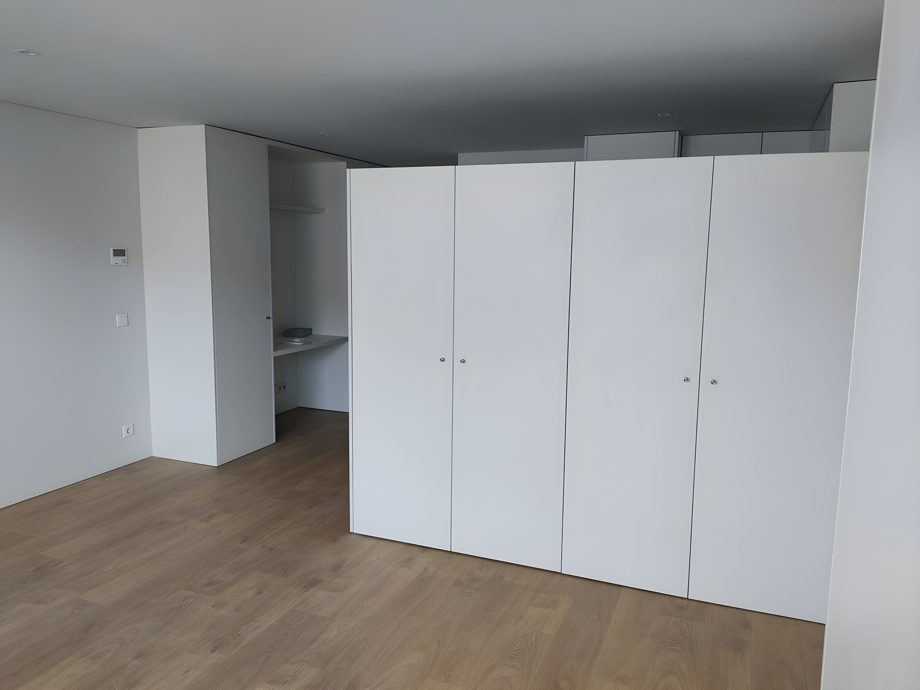 Apartamento T0 de luxo com varanda e garagem no edifício Evolution — miniatura 2