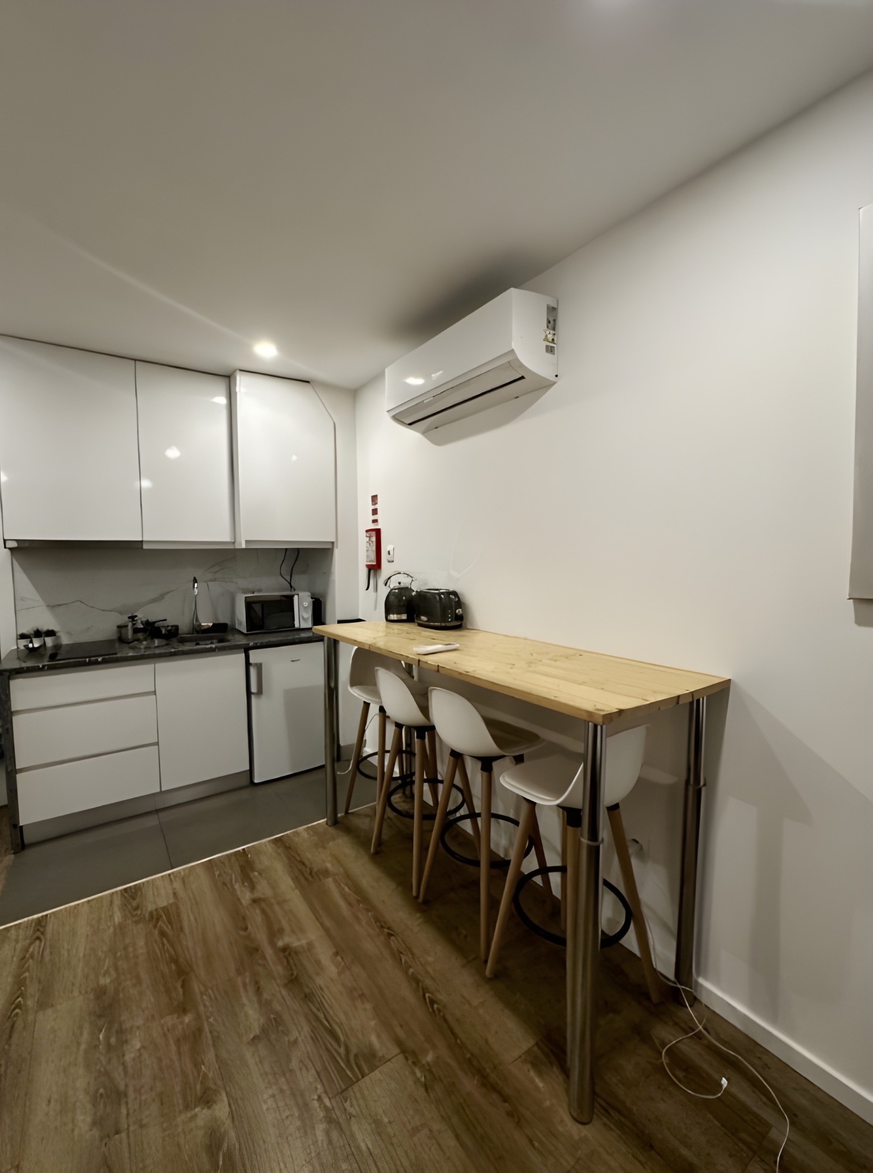 Apartamento T1 mobilado e equipado em zona central — miniatura 3
