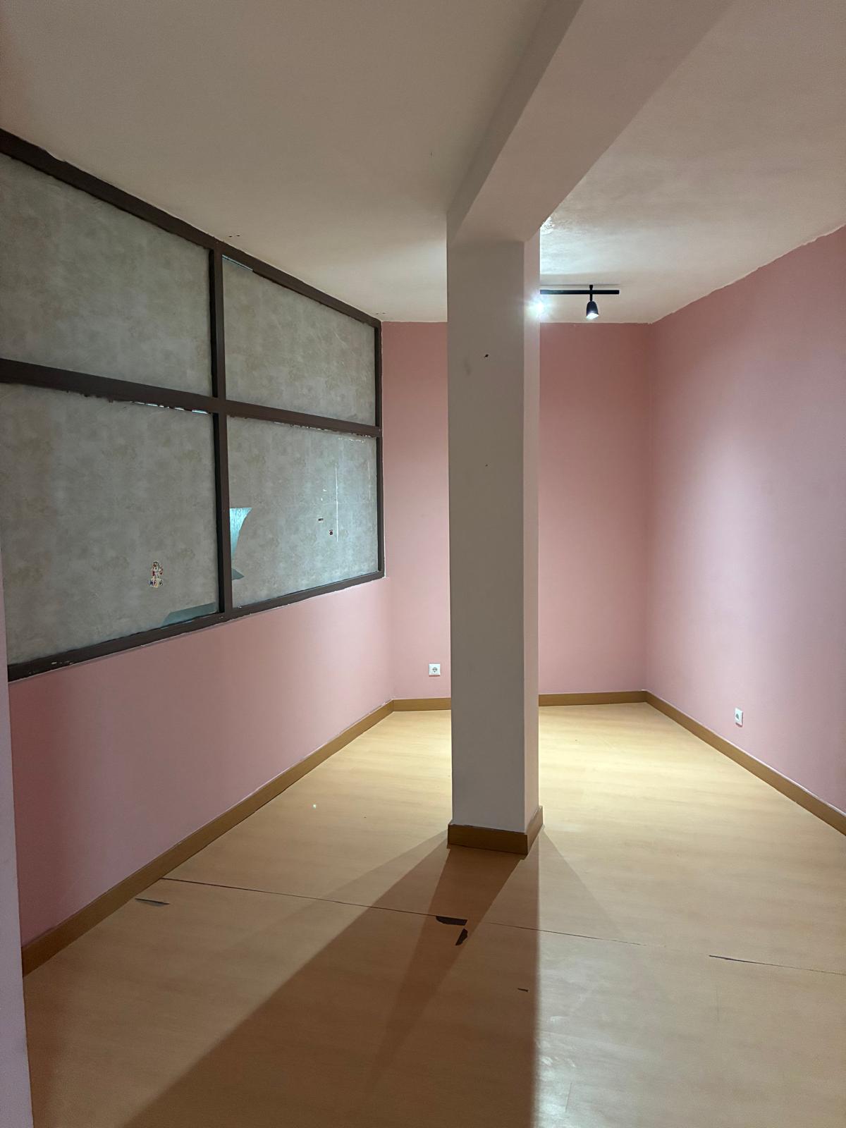 Loja renovada no centro comercial da Rua da Boavista — miniatura 2