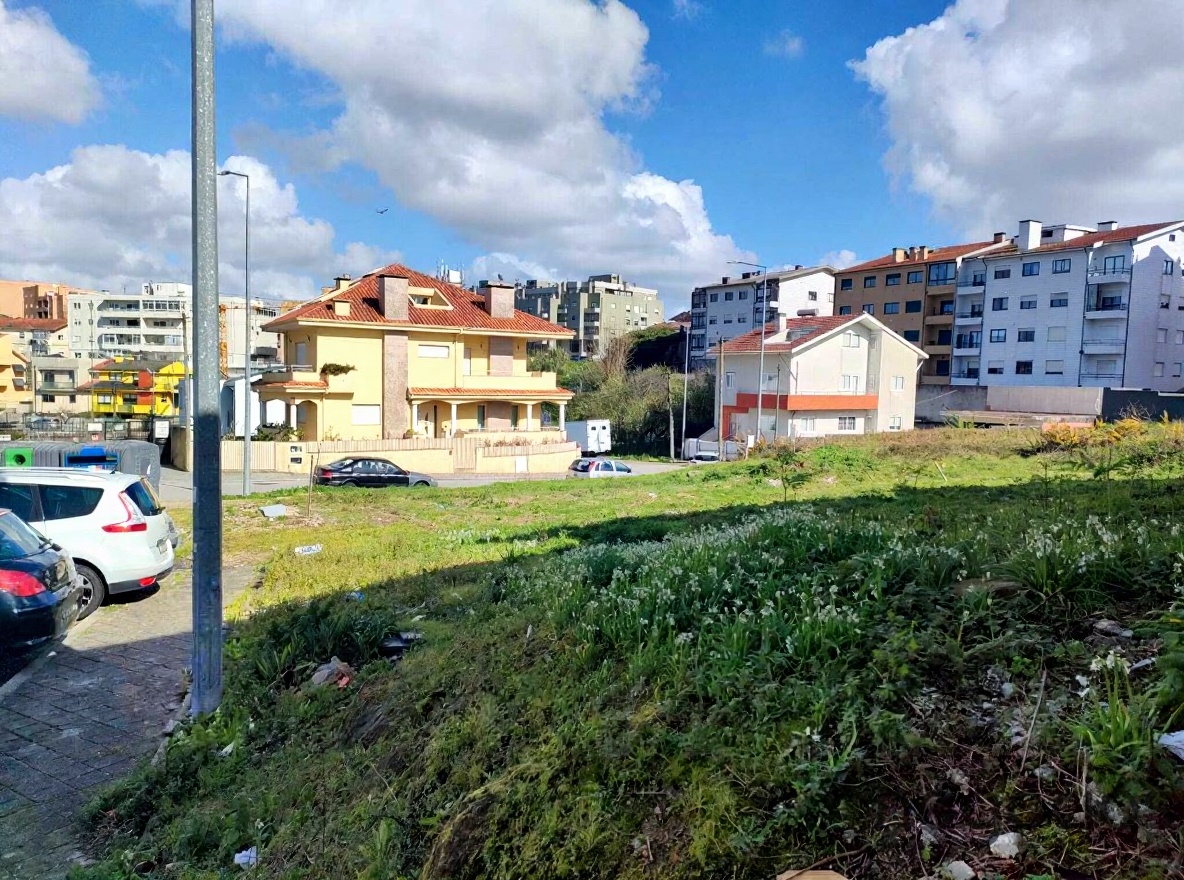 Terreno para construção de moradia de 3 frentes — miniatura 2