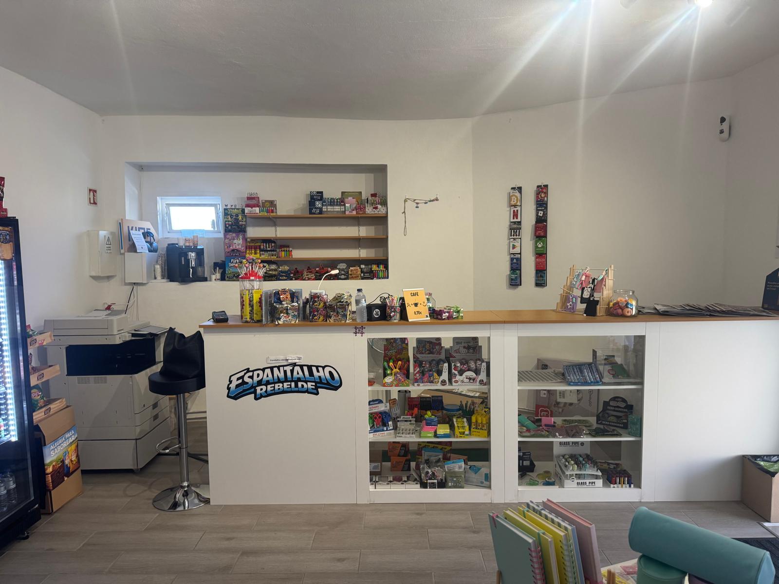 Loja de Tabaqueira e artigos Escoráres com excelente localização — miniatura 9