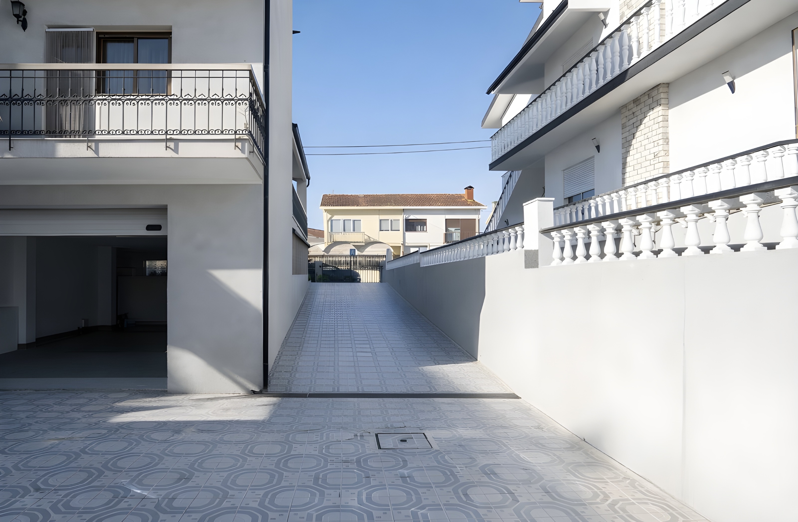 Moradia T4+1 de 3 frentes com jardim e garagem para 4 viaturas — miniatura 5