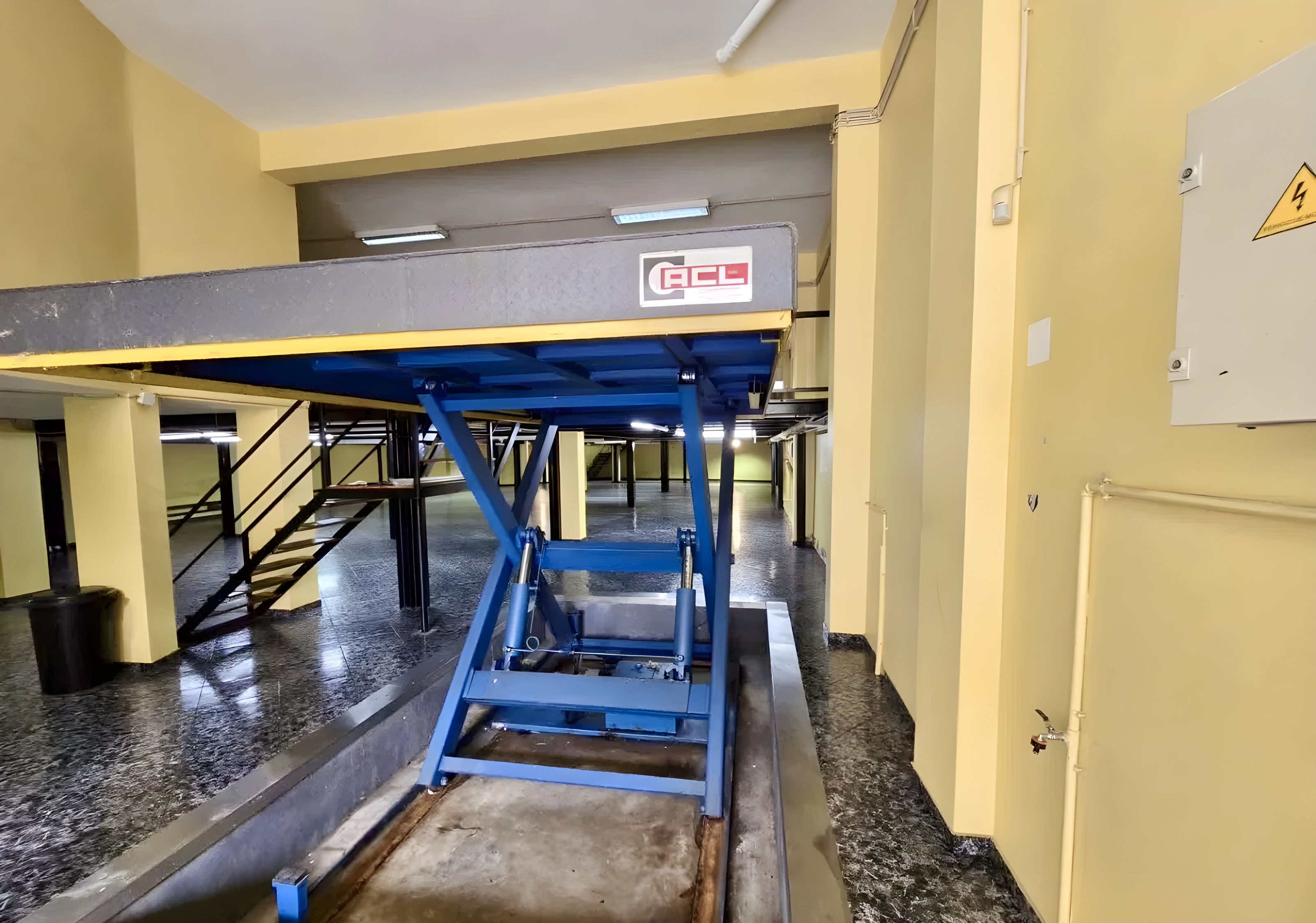 Loja e armazém no Porto ideal para stand automóvel ou comércio — miniatura 10