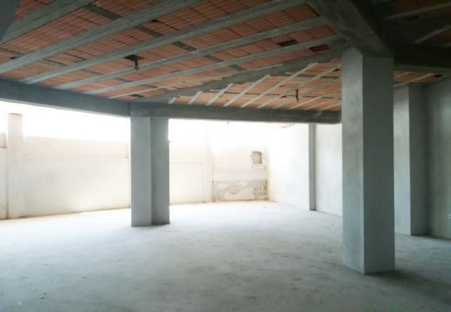 Loja em sub-cave elevada com luz natural — miniatura 5