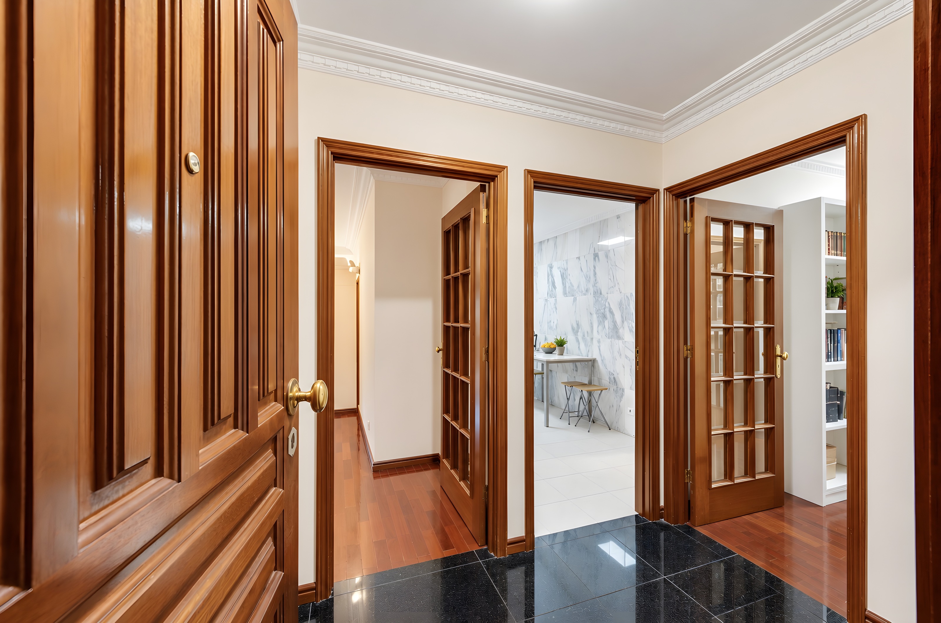 Apartamento T2+1 com suite e varanda no centro de Gaia — miniatura 2