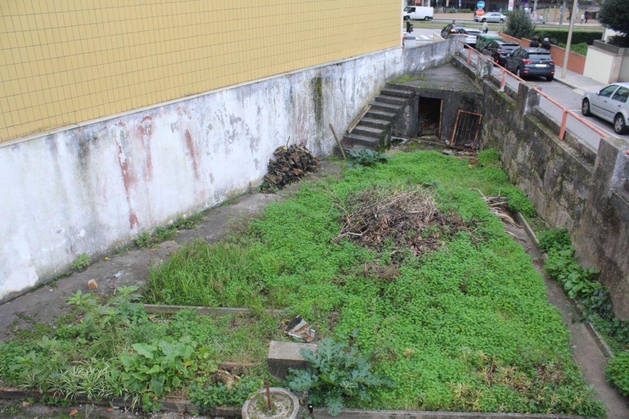 Moradia T6 com garagem e jardim para recuperar em Mafamude — miniatura 9
