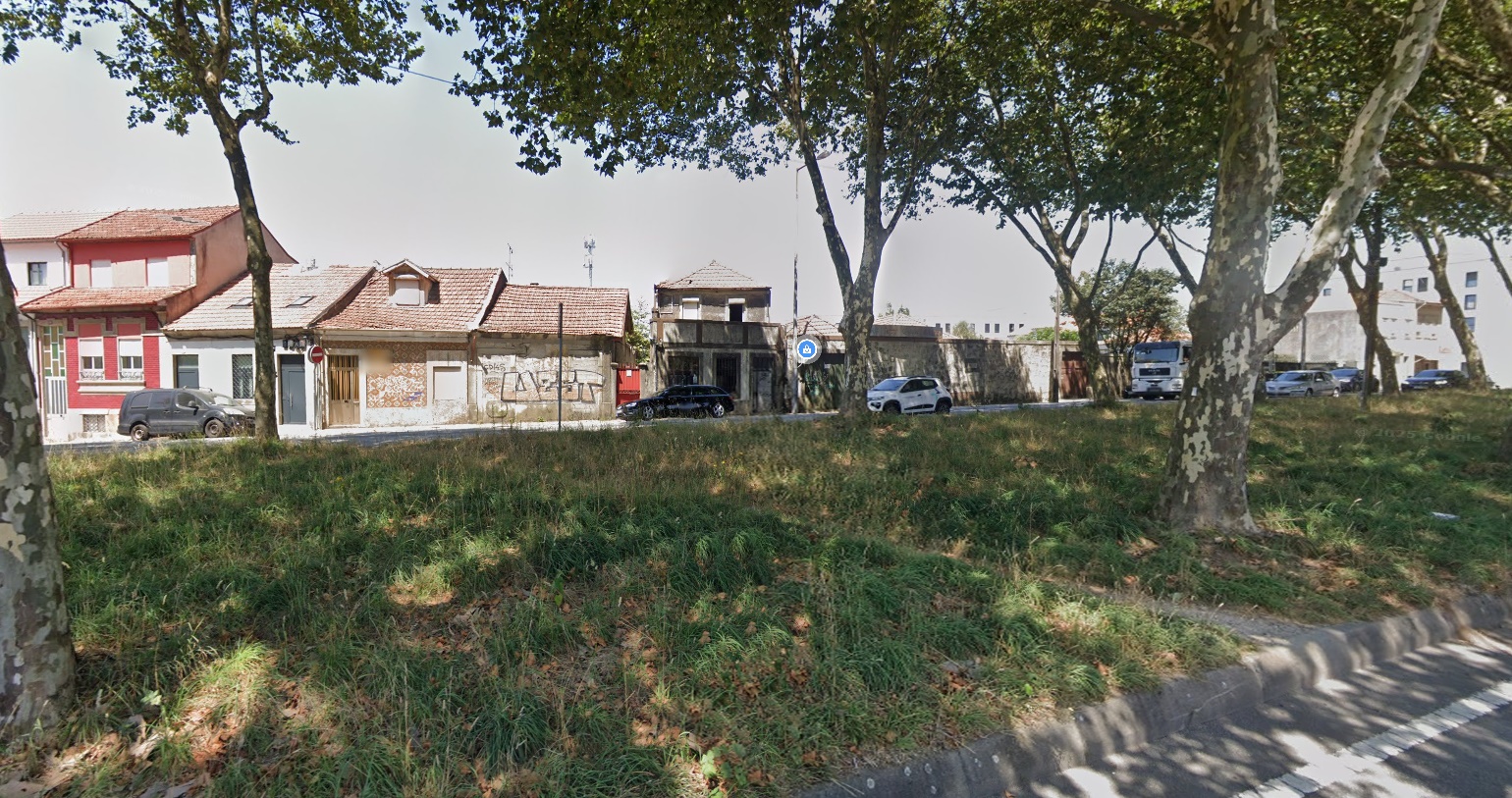 Terreno em localização estratégica junto ao Hospital de S. João — miniatura 3