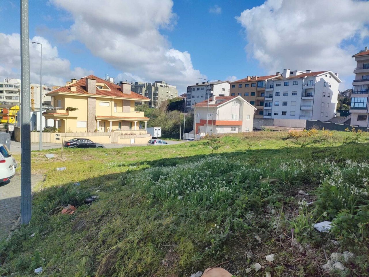 Terreno para construção de moradia de 3 frentes — miniatura 4