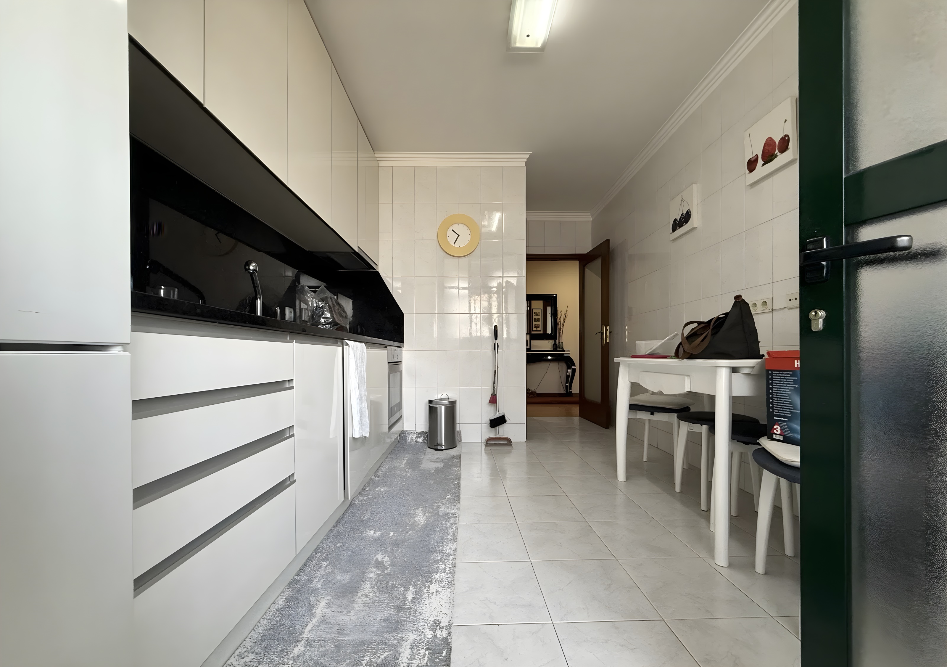 Apartamento T2 renovado na Madalena com garagem e arrumos — miniatura 10