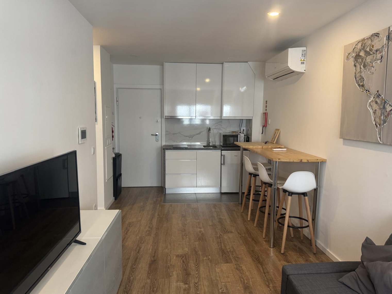 Apartamento T1 mobilado e equipado em zona central — miniatura 2