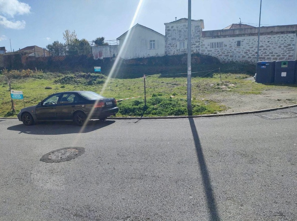 Terreno para construção de moradia de 3 frentes — miniatura 5