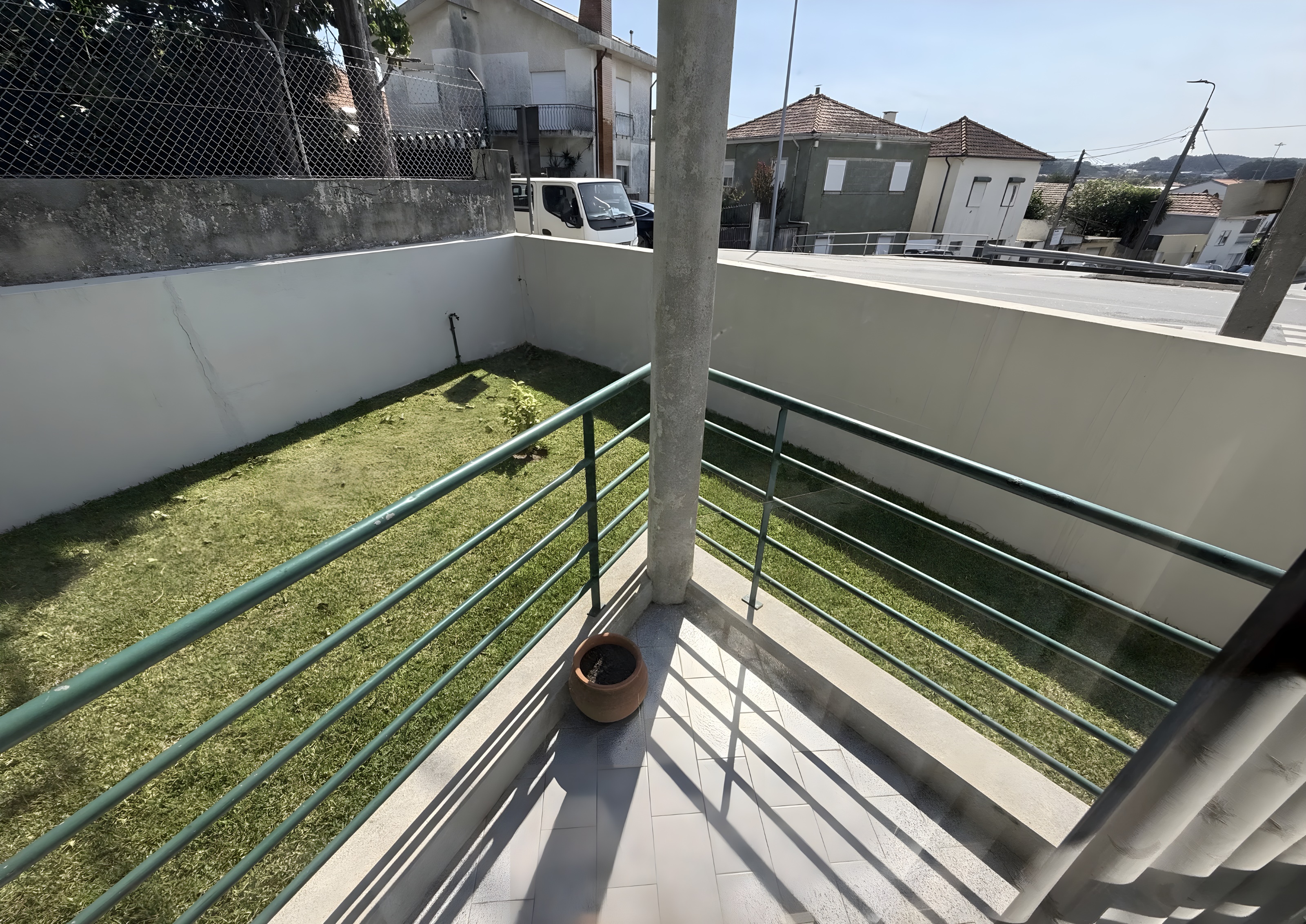 Apartamento T2 renovado na Madalena com garagem e arrumos — miniatura 36