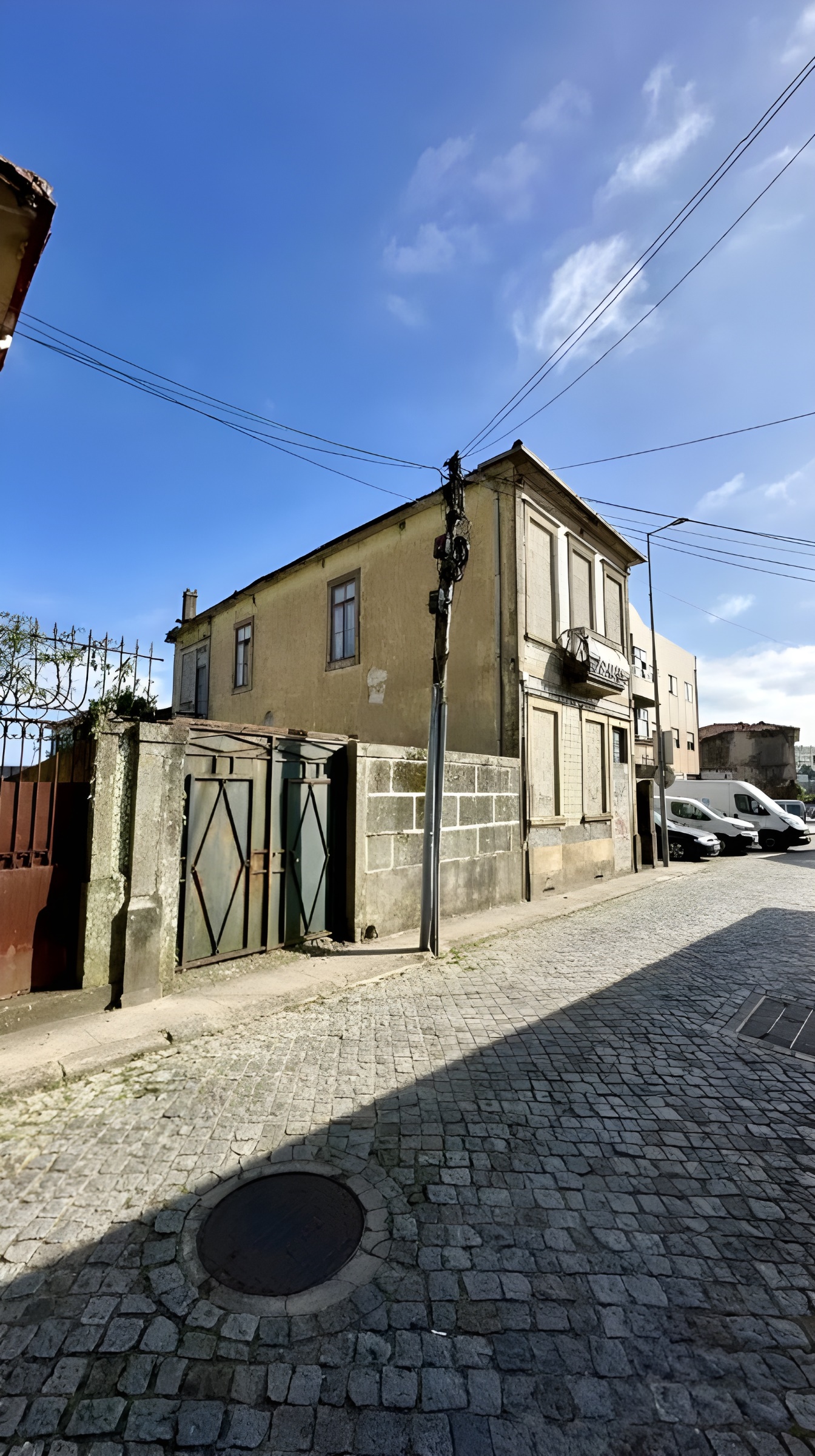 Moradia independente com terreno em zona central de São Mamede Infesta — miniatura 3