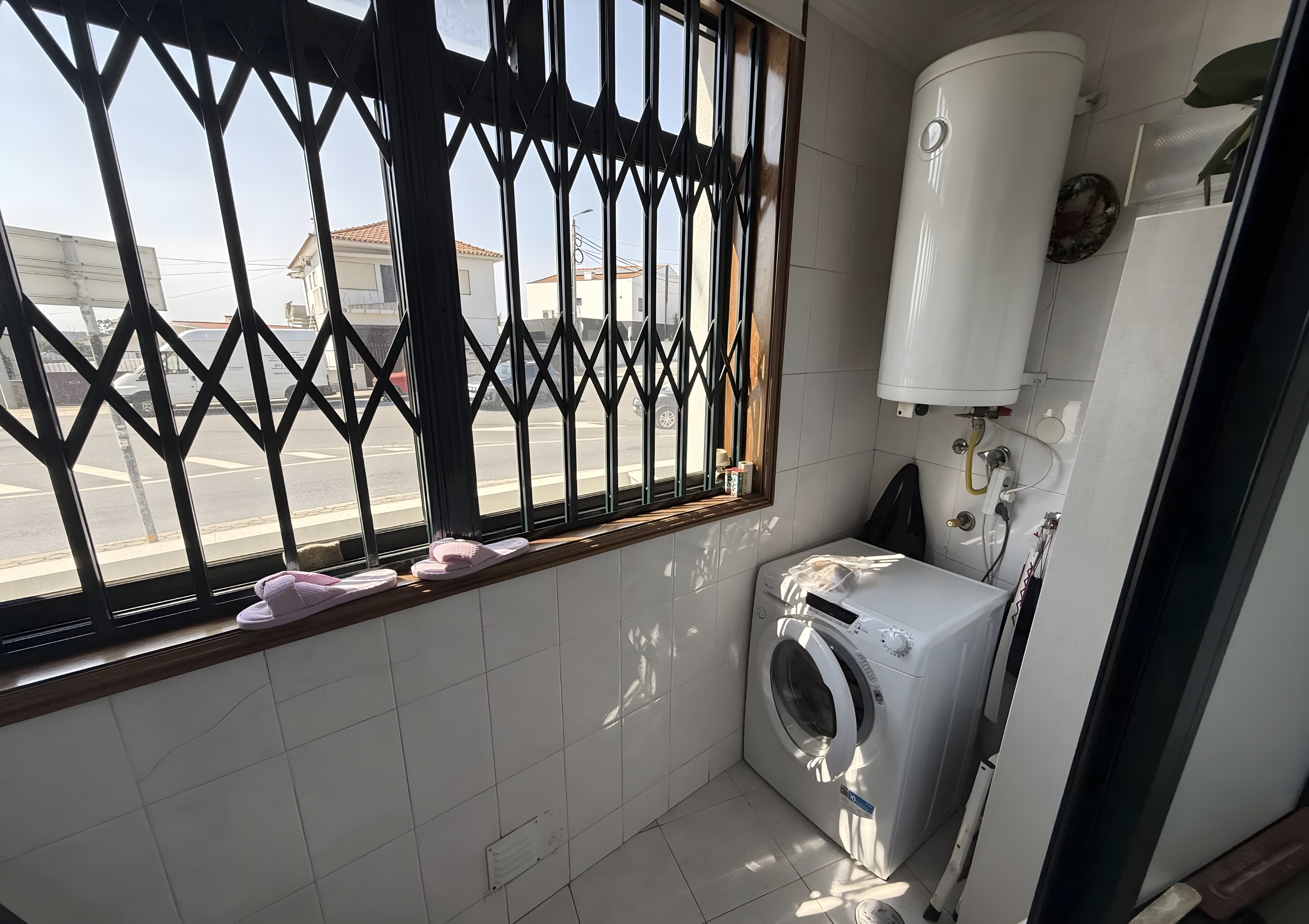 Apartamento T2 renovado na Madalena com garagem e arrumos — miniatura 13