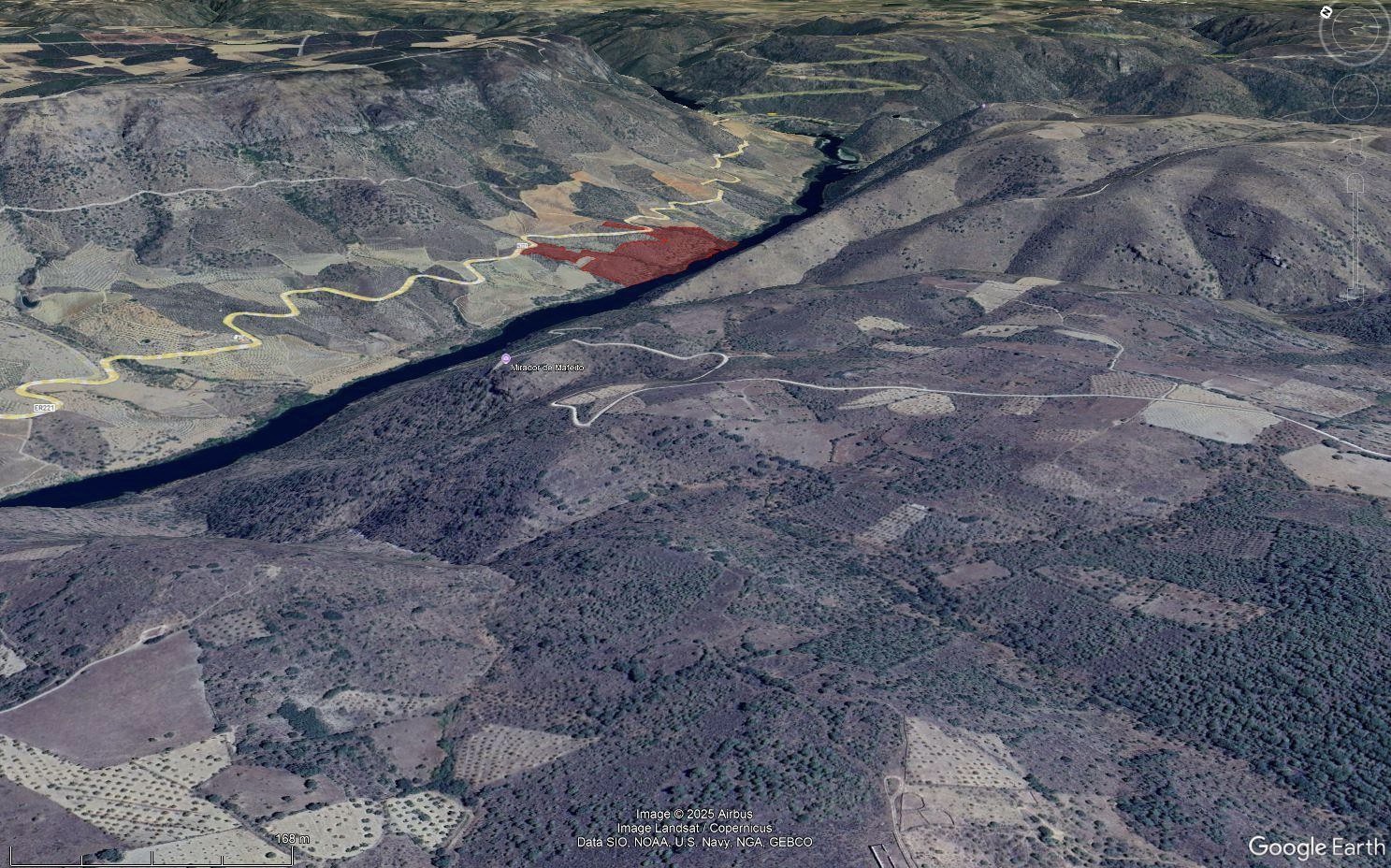 Quinta de 15 hectares com 800 metros de frente ao Rio no Douro — miniatura 4