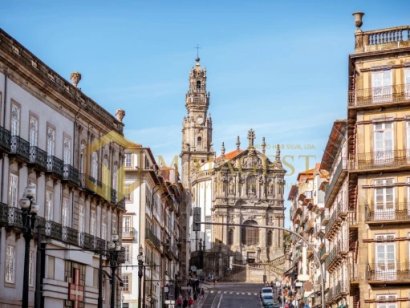Prédio na baixa do Porto com 5 frações