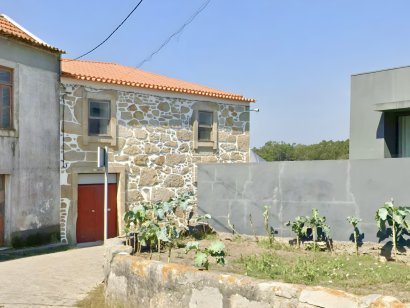 Casa de lavoura T4 em granito com terreno de 5.000 m2 em Matosinhos