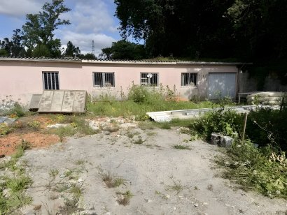 Armazém com terreno de apoio em Serzedo