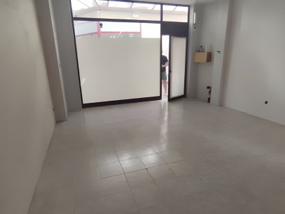 Loja comercial no centro comercial dos Aviadores