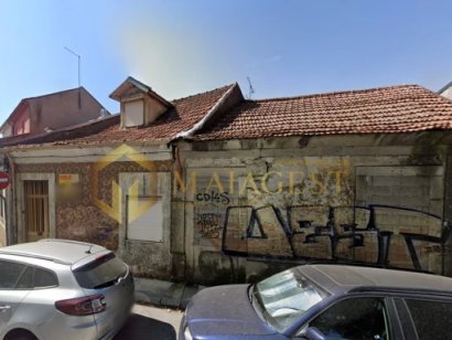 Terreno em localização estratégica junto ao Hospital de S. João