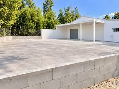 Armazém para arrendamento em Mozelos com amplo logradouro pavimentado