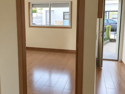 Andar moradia T2 de 3 frentes com varanda em Oliveira do Douro